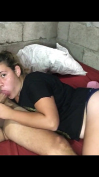 Istriku lagi asik nyepong kontol di balik kamera saat adik tirinya yang masih 18 tahun lagi asik nyepong kontol