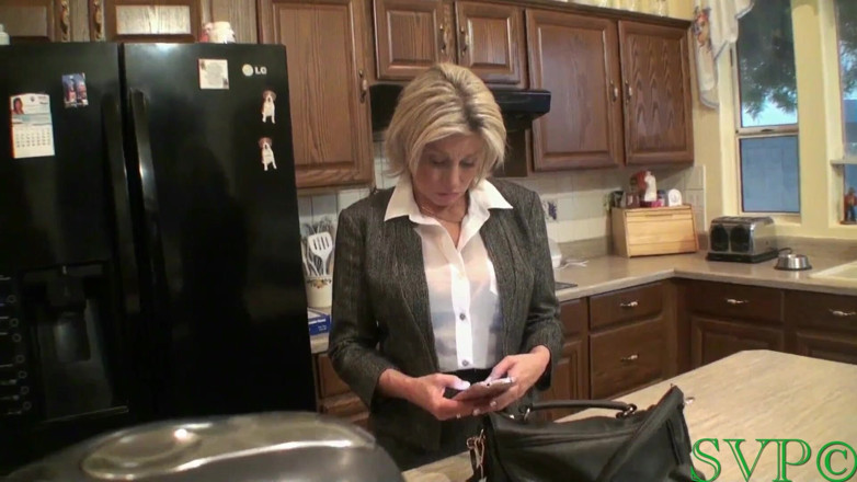 Hot lesbian Stepmothers & stepdaughters: Üvey anne ve iki üvey kızı üçlü seks yapıyor