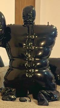 Test analny przez lateksowego kosmitę, część 2 - Alex Lateks