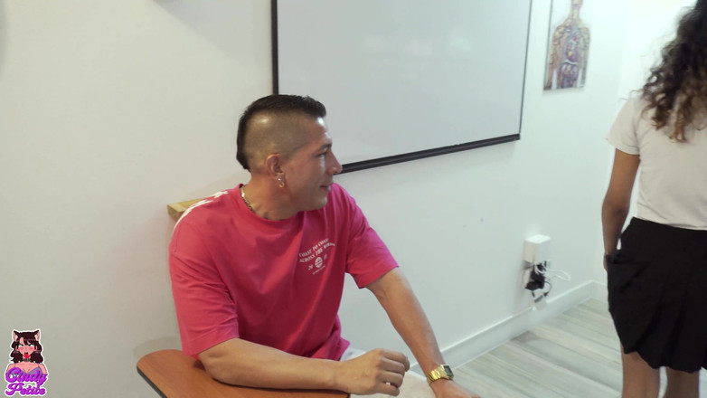 Cindy Luna Petite: Min lärare vill inte hjälpa mig att klara ämnet, så jag...