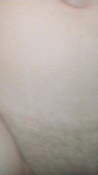 Quand une MILF mariée n’est pas à la maison, le garçon d’à côté vient la baiser