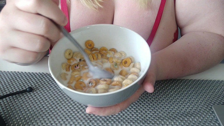 Julie_Bliss: Julie Bliss - Jättefrukost