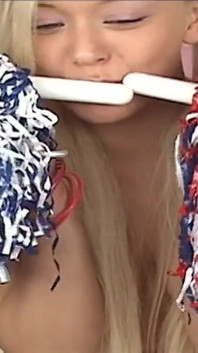 Blond amerykańska nastolatka mała Lexie masturbuje się do orgazmu przed kamerą