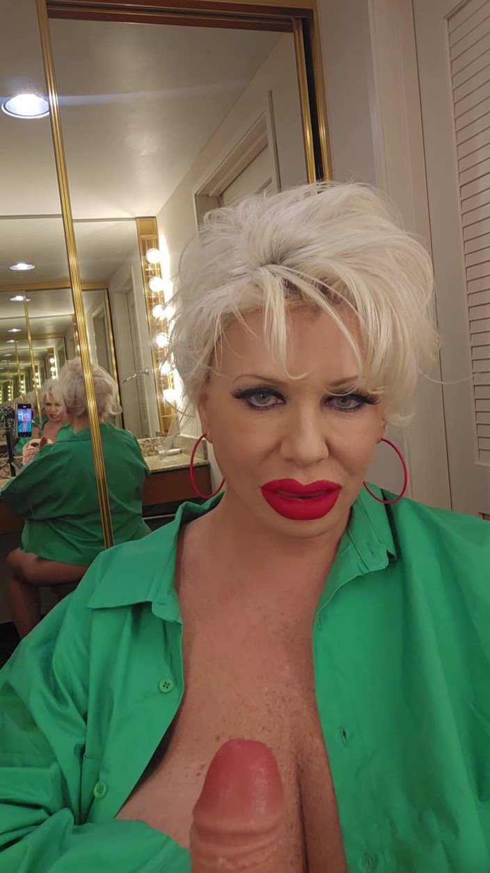 Claudia Marie: Une grosse bimbo joue dans un miroir
