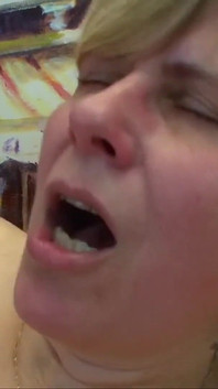 Fotto questa bionda formosa molto grassa con le sue grandi tette morbide e la sua figa molto calda tutta bagnata