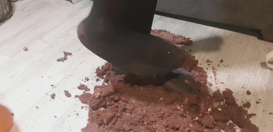Simp to my ebony feet: 전체 초콜릿 케이크 발 밟기