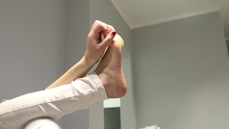 Anna Booty: Voeten spelen tijdens het tv kijken