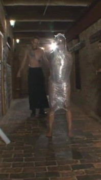 Jeu de cire humiliant et enveloppée de papier d'aluminium