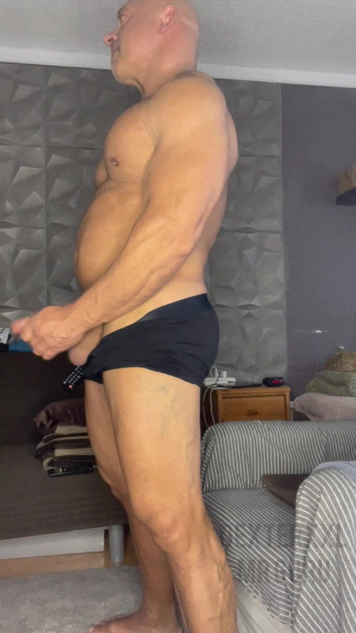 Mr. Guru: Bielizna Wank. Pan Kulturysta Guru Wank Jerk off Cum