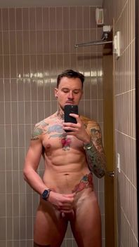 Fitnessstudio auf der Toilette.