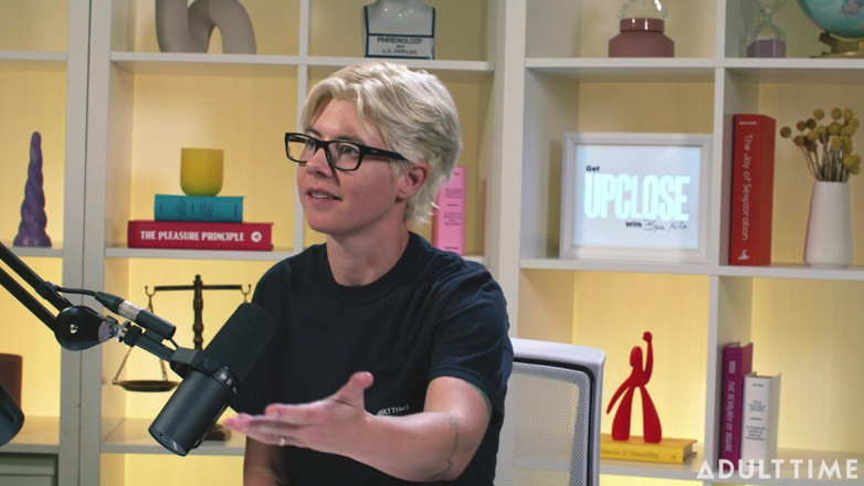 Adult Time Podcast: Khloe Kingsley squirte devant la caméra et drapeaux rouges