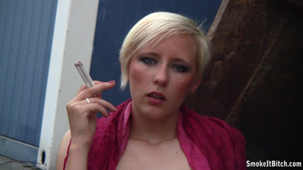 Smoke it bitch: Une douce blonde en talons montre son corps sexy dans...
