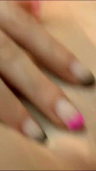 Büyük memeli ateşli sürtük kız vibratörle klitorisine ve dildo ile amına mastürbasyon yapıyor