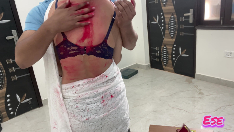 Sammy Sins: Kakak ipar membuka blus adik iparnya selama di Holi