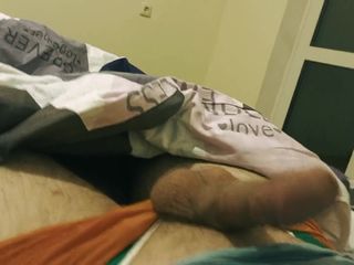 RavenStone: Garoto se masturbando e gozando em camiseta na cama antes...