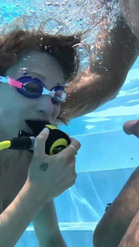 Talia Mint leert ademen, neukpartij onder water