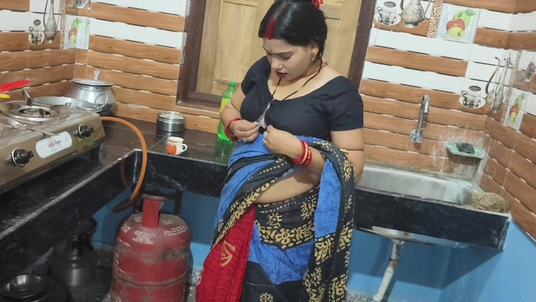 Sona bhabhi: 热辣的印度熟女女仆妻子正在勾引和操逼，德西性爱视频