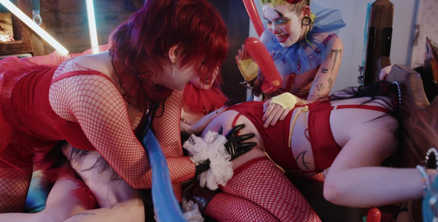 punkgoblin: Clown orgie: oral, spucke &amp;strap-ons