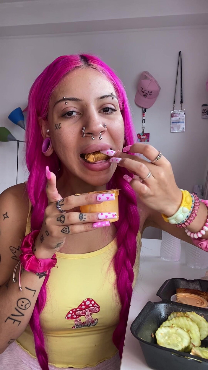 Nali Marie: Mukbang makanan pedas mukbang dan muasin wajah gadis mungil dengan...