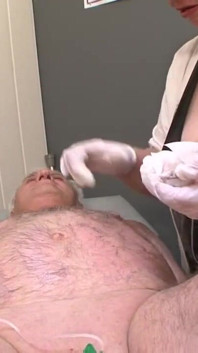 늙은 남자를 위한 인정사정 없는 BDSM 세션