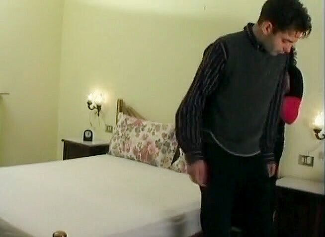 Gilfy Pleasure: 大屁股人妻在她的床上被狠操