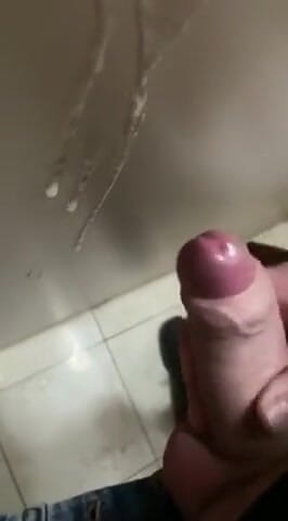 Gifted: Grosse éjaculation rapide dans les toilettes