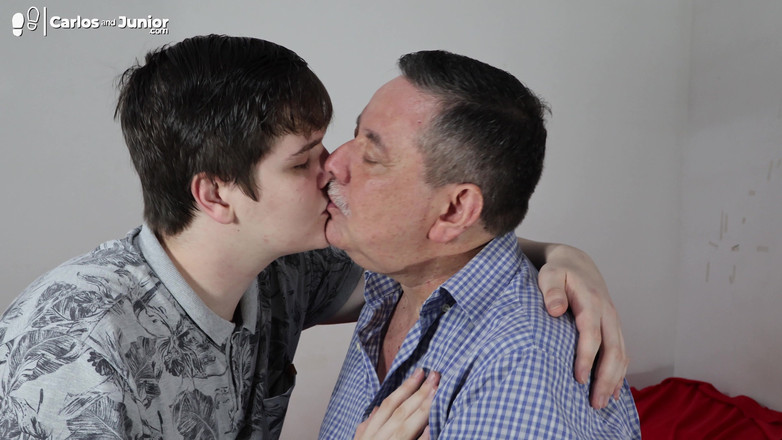 Carlos And Junior: Baba ve oğlu öpüşüyor