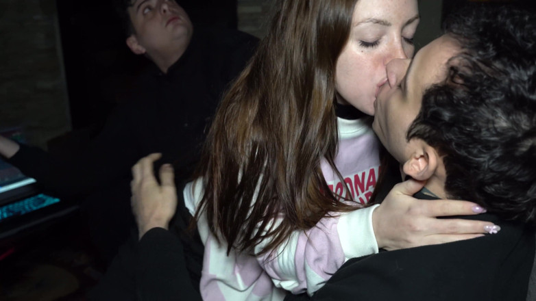 Knock Knock Club: Luchiibb Scopa La Migliore Amica Del Suo Ragazzo Accanto Al...