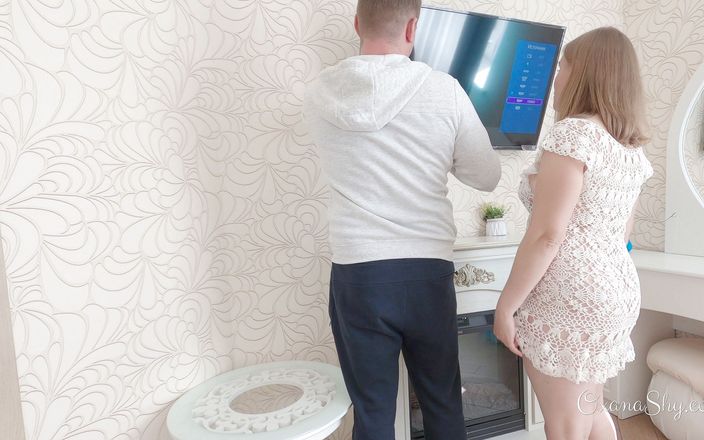 MILF Oxana: Mollige milf neukt met tv-meester
