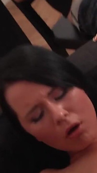 Un couple sexy baise une grosse bite, masturbation