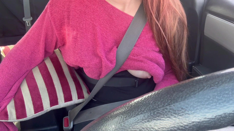 Artemisia Love: Cavalcata sexy in auto con artemisia love mentre mostra le...