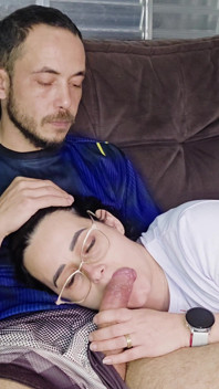 Nevlastní sestra je svedena svým nevlastním bratrem při sledování brazilské hry