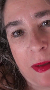 Auntjudys - Deine geile reife stieftante grace spielt mit ihrer haarigen muschi für dich