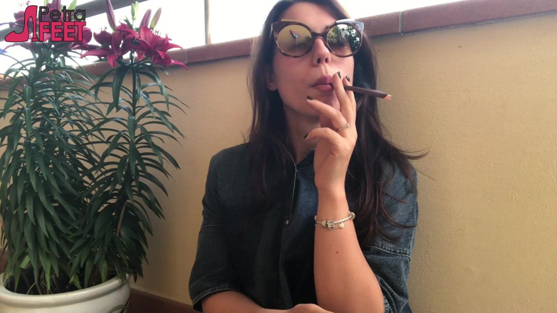 Smokin Fetish: Dia lebih suka merokok di luar