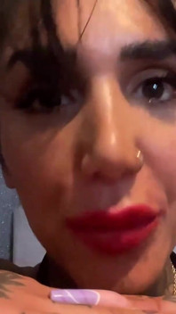 Dominantní potetovaná MILFka ti teď velí tahy