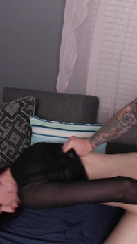 La piccola trans ruby wren prende un grosso cazzo senza preservativo