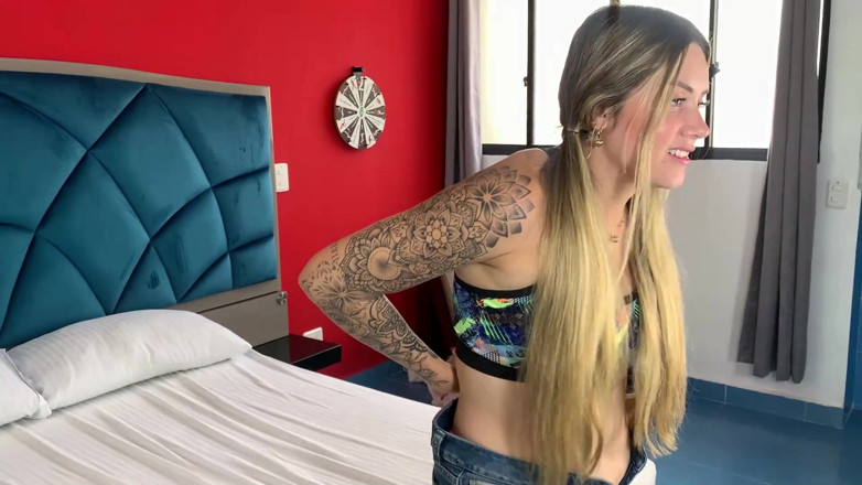 Sara Blonde: लेस्बियन प्रेमी अपनी में सपोसिटरी डाल रही हैं