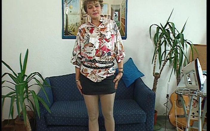 YOUR FIRST PORN: Meine Putzfrau Macht Pauze - mijn schoonmaakster neemt een pauze