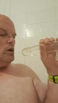 Ta dziwka jest wyraźnie uzależniona od ssania dildo