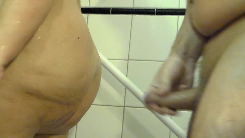 Sex hub couple: Jen bekommt einen fick von hinten in der dusche