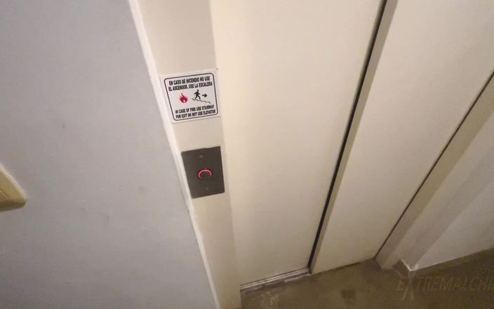 Extremalchiki: लिफ्ट में पूरी तरह से नग्न लंड
