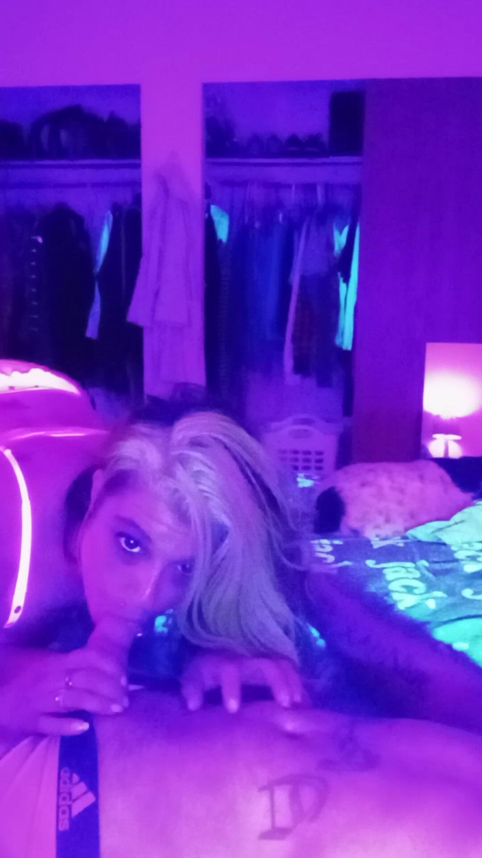 Matt Daddy: Sexy vriendin zuigt pik en berijdt het.