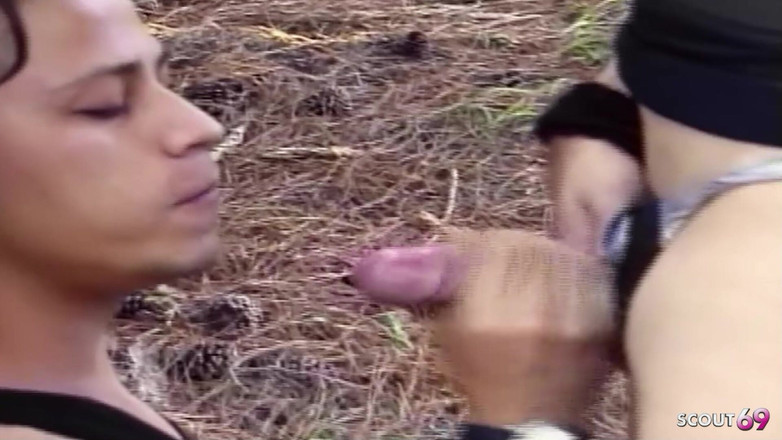 Shemale TS Collection: Blonde shemale geeft jongens reetlikken en neukt ze anaal buitenshuis