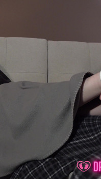 Lauras hinterhältige Fußmassage unter dem 17. und versehentlicher Footjob - (traummädchen in Socken)