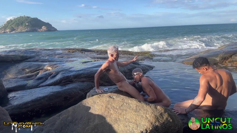 Uncut Latinos: 3 Zavěšení Latinoameričané Šukají Bez Sedla Na Veřejné Pláži Hardcore anál...