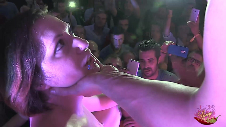 Spicy Lab Production: Orgia-party auf einer öffentlichen bühne mit geiler milf