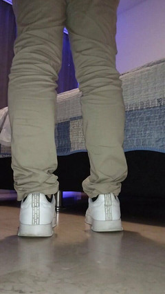 Tomas Styl: Nylon, schwarze socken in großen füßen