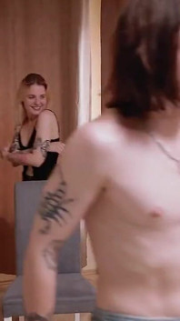 Striptýz hudební židle s Angelinou Mary Dean a Maks