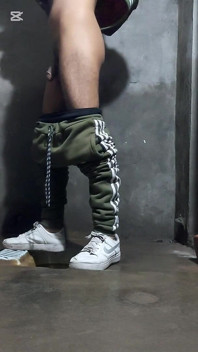 Chico paquistaní en el baño se masturba