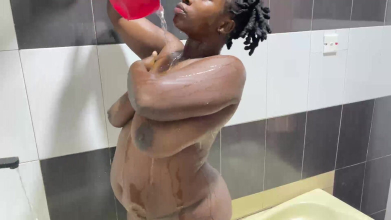 Africanbestsex007: मोटी नाइजीरियाई साँवली लेस्बियन द्वारा विशाल खीरा एकल चुदाई और हस्तमैथुन